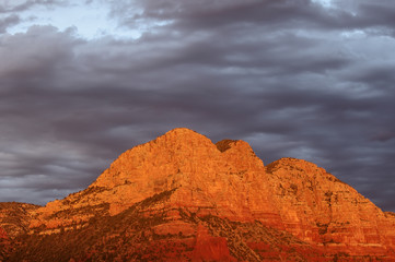 Fototapeta premium Last light near Sedona, Arizona. Beautiful cloud sky and illuminated red rock formation.