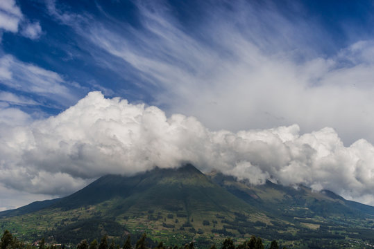 vulcano innevato con nuvole