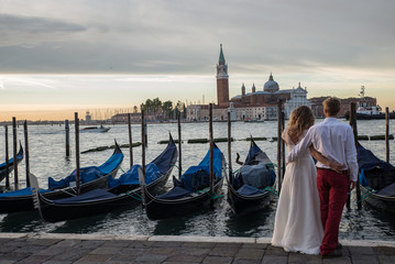 Fototapeta na wymiar wedding couple in venice Italy