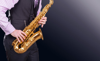 Obraz na płótnie Canvas professional saxophonist close up