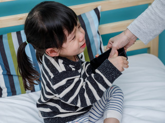 Her mother hold the phone with a crying child. Do not use the smartphone