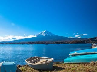 Obraz premium Fuji mountain with the boats and tourist are boating in the lake.