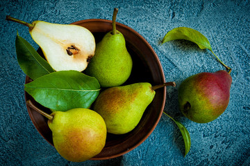 Pears in bowl