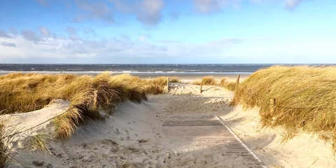 Zelfklevend Fotobehang Strandübergang zur Nordsee © sunset man
