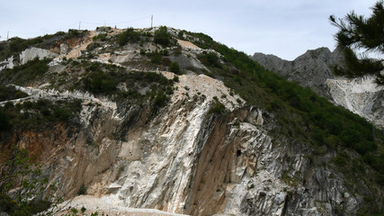 Fototapeta na wymiar Alpi Apuane a Carrara