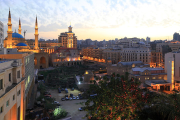 Obraz premium Bejrut, Liban: Śródmieście Bejrutu z meczetami i kościołami widzianymi tutaj o zmierzchu.