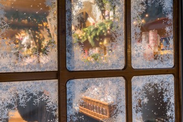 Fenster mit Eiskristallen Weihnachtsmarkt in Regensburg, Deutschland
