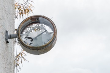 Naklejka premium Alte verrostete Uhr mit zerbrochenem Glas und Ziffernblatt