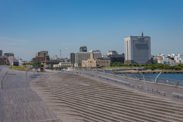 横浜・大桟橋とクイーンの塔