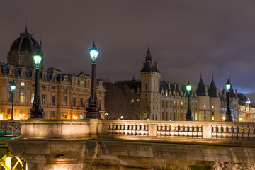 Fototapeta na wymiar Night view of Conciergerie Castle and Pont Notre-Dame bridge