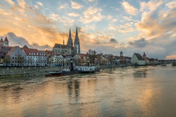 Obraz premium Regensburg am Abend mit Promenade und Dom und Steinerne Brücke, Deutschland
