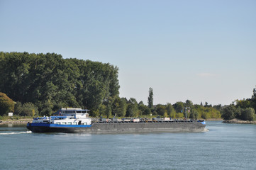 Transportschiff auf dem Rhein bei Mainz