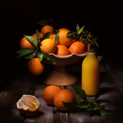 Natura morta con arance e succo di arance