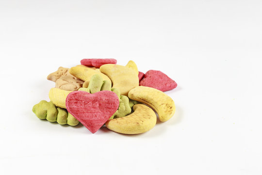 Biscotti colorati di varie forme per cani