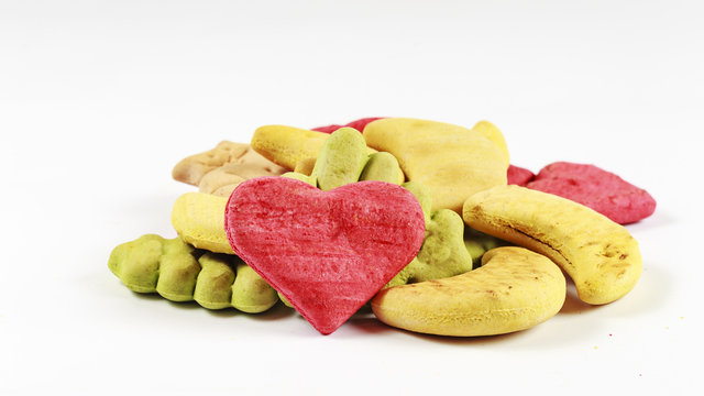 Biscotti colorati di varie forme per cani