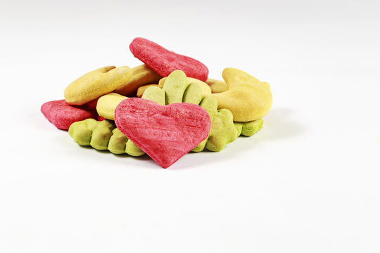Biscotti colorati di varie forme per cani