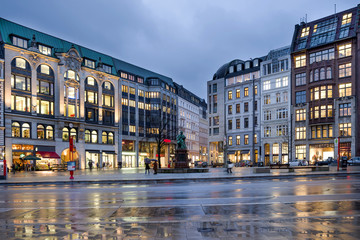 Gänsemarkt Hamburg Südseite am Abend entzerrt