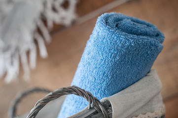 serviette de toilette dans panier en osier