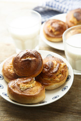 Cinnamon rolls with marzipan filling
