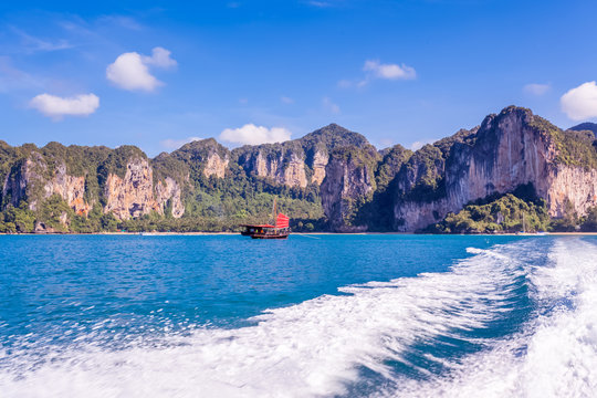  jonque en rade de Phra Nang, Railay, Krabi, Tha&iuml;lande 