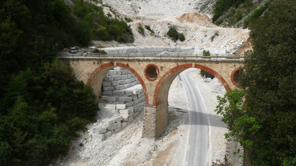 Fototapeta na wymiar Antico ponte alle cave di marmo di Carrara
