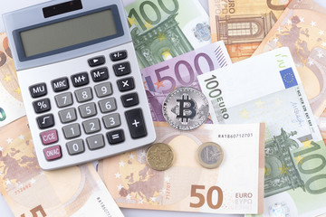 Bitcoin mit einem Taschenrechner und Bargeld