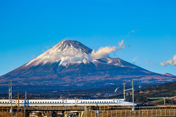 Fototapeta premium 富士山と新幹線
