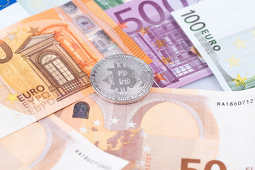 Bitcoin mit Geldscheinen