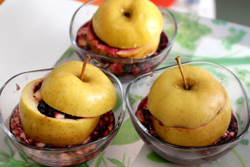 Baked apple stuffed with red currant with honey