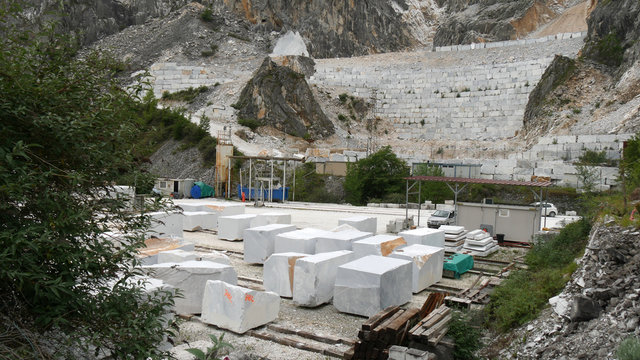 Blocchi di marmo bianco tagliato a Carrara