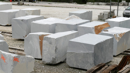 Blocchi di marmo bianco tagliato a Carrara