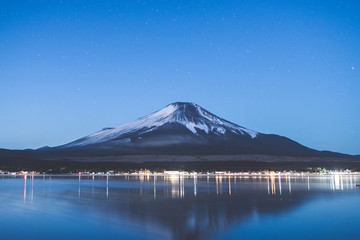Fototapeta na wymiar 富士山と山中湖の夜景
