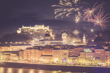 Fototapeta premium Feuerwerk über der Altstadt von Salzburg, Festung Hohensalzburg