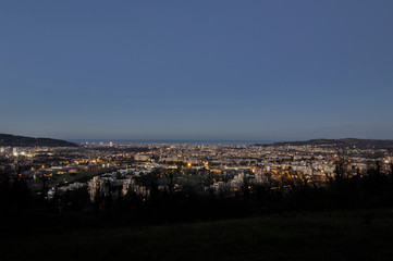 Fototapeta na wymiar città di notte con vista panoramica sul mare di pesaro