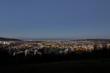 città di notte con vista panoramica sul mare di pesaro