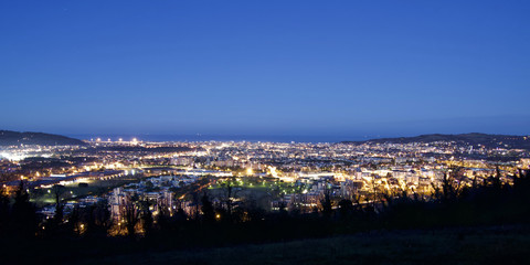 città di notte con vista panoramica sul mare di pesaro