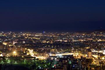Fototapeta na wymiar città di notte con luna sullo sfondo