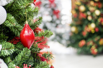 Detalhes de decoração de natal, bolas, arvores e velas.