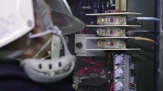 Cleaning electrical equipement with dry ice