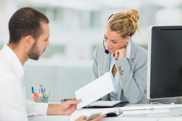 Obraz premium business meeting in office : multi ethnic people