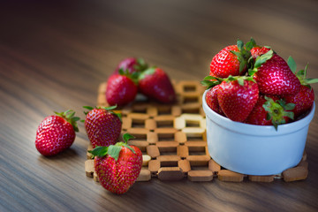 Morangos servidos em uma tigela.