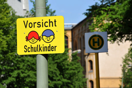 Schulkinder, Schild, Vorsicht, Spiel, Kind, Kinder, Warnung, Gefahr, Unfall, Verkehr, Stra&szlig;enverkehr, Sch&uuml;ler, Schule, Schulweg, Sicherheit