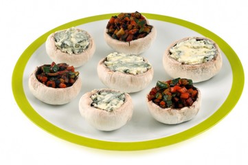 Assiette de champignons farcis aux légumes et au roquefort avant cuisson 