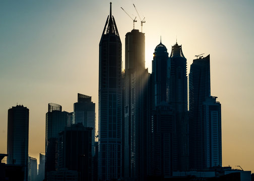 Contraluz :Rascacielos y edificios en construcción en Dubai, Emiratos Árabes Unidos