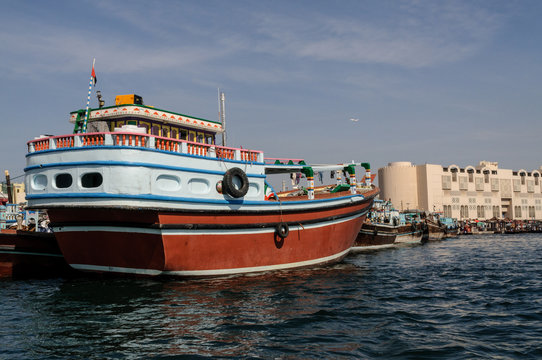 Transporte de mercancias por rio Dubai Creek en  Dhol , barcos de madera tradicionales,, Dubai, Emiratos ärabes Unidos