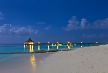 Nachtaufnahme auf einer Malediveninsel am Bootssteg