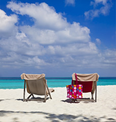 Zwei Stranliegen auf den Malediven