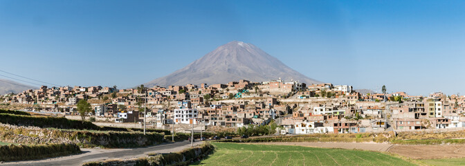El Misti volcano above Arequipa, Peru - obrazy, fototapety, plakaty
