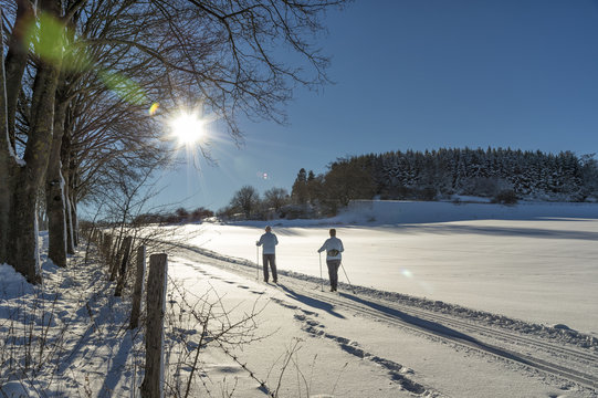 Winterlandschaft im Sauerland &ndash; Loipe in Brilon mit 2 Ski Langl&auml;ufern