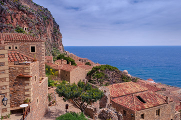 Obraz premium Stunning view at the medieval town of Monemvasia with stone built houses, old Byzantine churches, vaulted alleys and Venetian mansions.